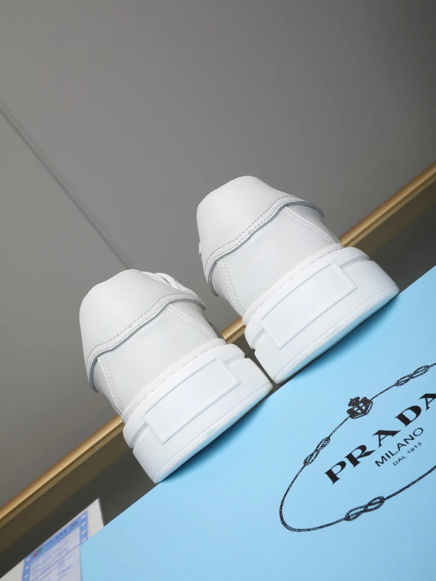 Men's shoes 💰500 Prada/Prada Men's new casual shoes, this upper is made of imported calfskin. The outside is decorated with the P family's classic metal triangle enamel logo, with cowhide lining and cowhide for the foot pads. The outsole is made of non-slip sports exclusive rubber outsole with logo, which feels good on the feet. It is a fashionable and fashionable item!  Size: 38-44 (45 customized)